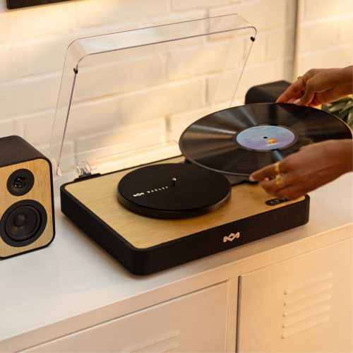 Bambus detalj i prirodni eco materijali na House of Marley Revolution BT gramofonu