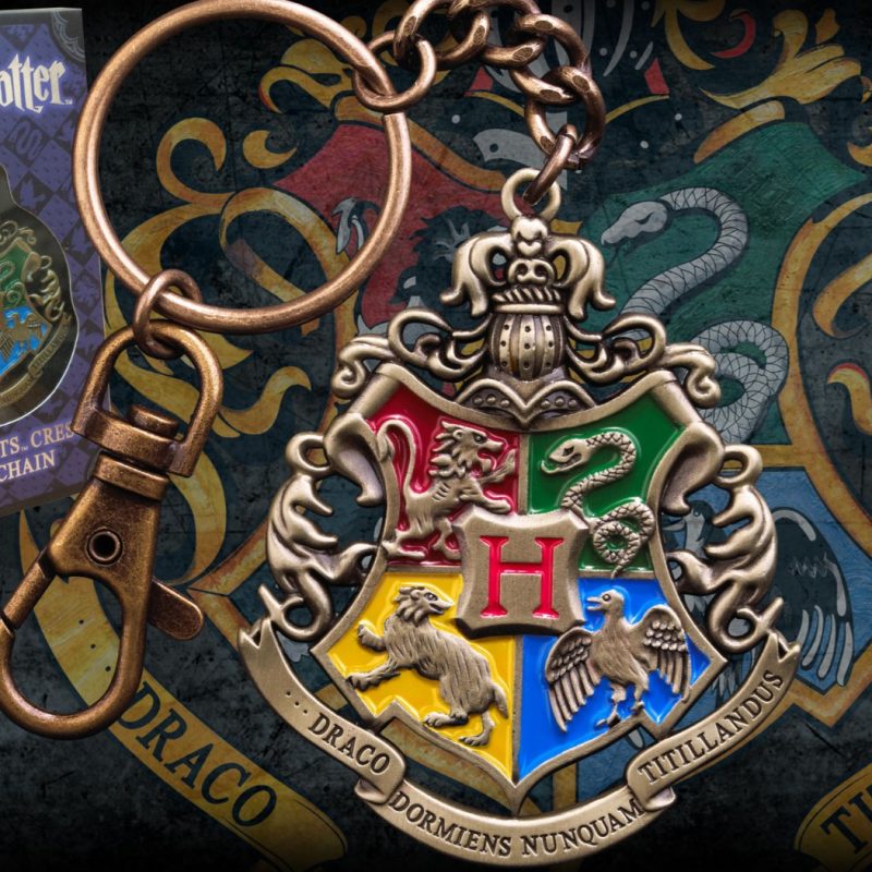NOBLE COLLECTION Harry Potter Hogwarts Crest Keychain